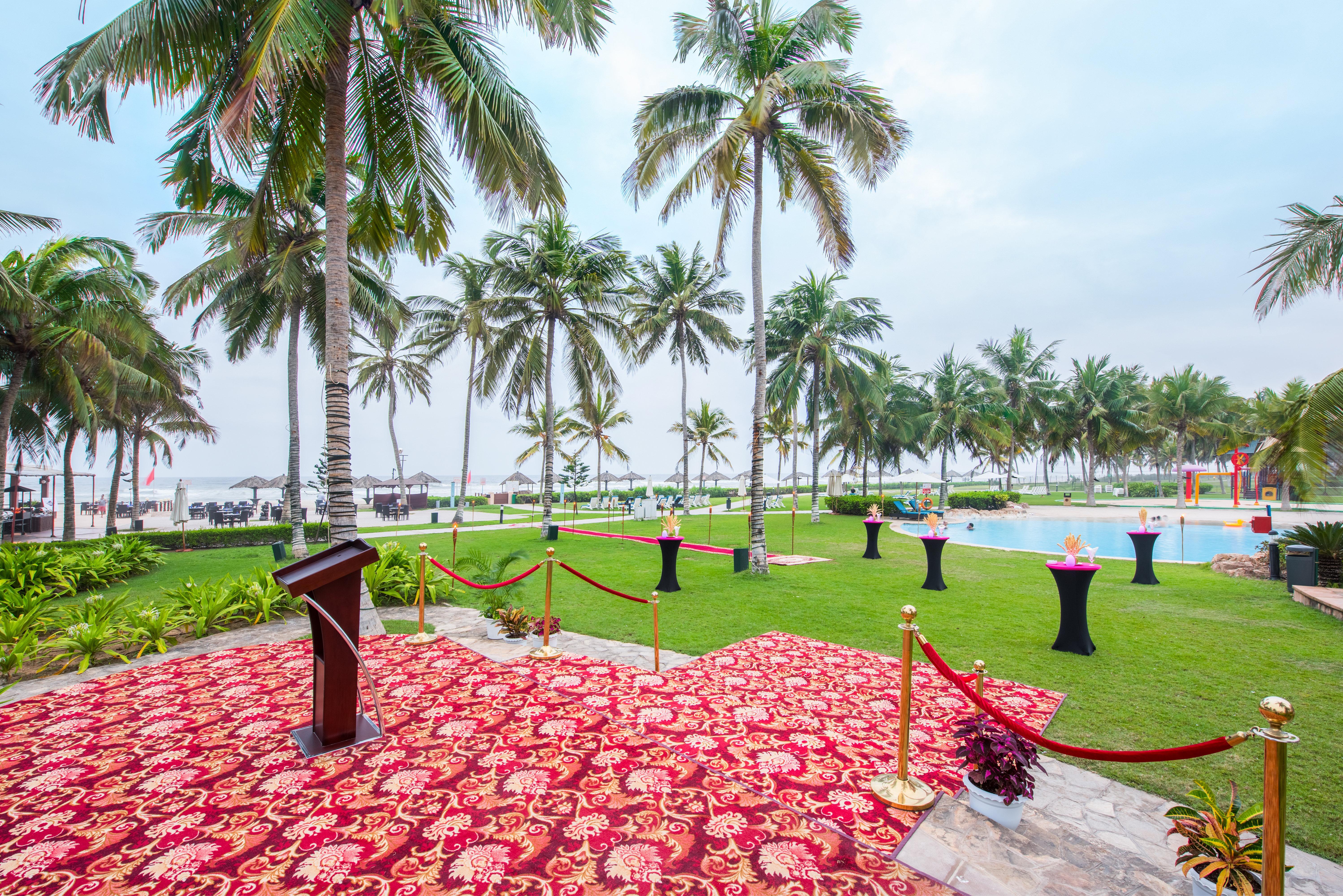 Crowne Plaza Resort Salalah By Ihg מראה חיצוני תמונה The pool at the La Palm Royal Beach Hotel