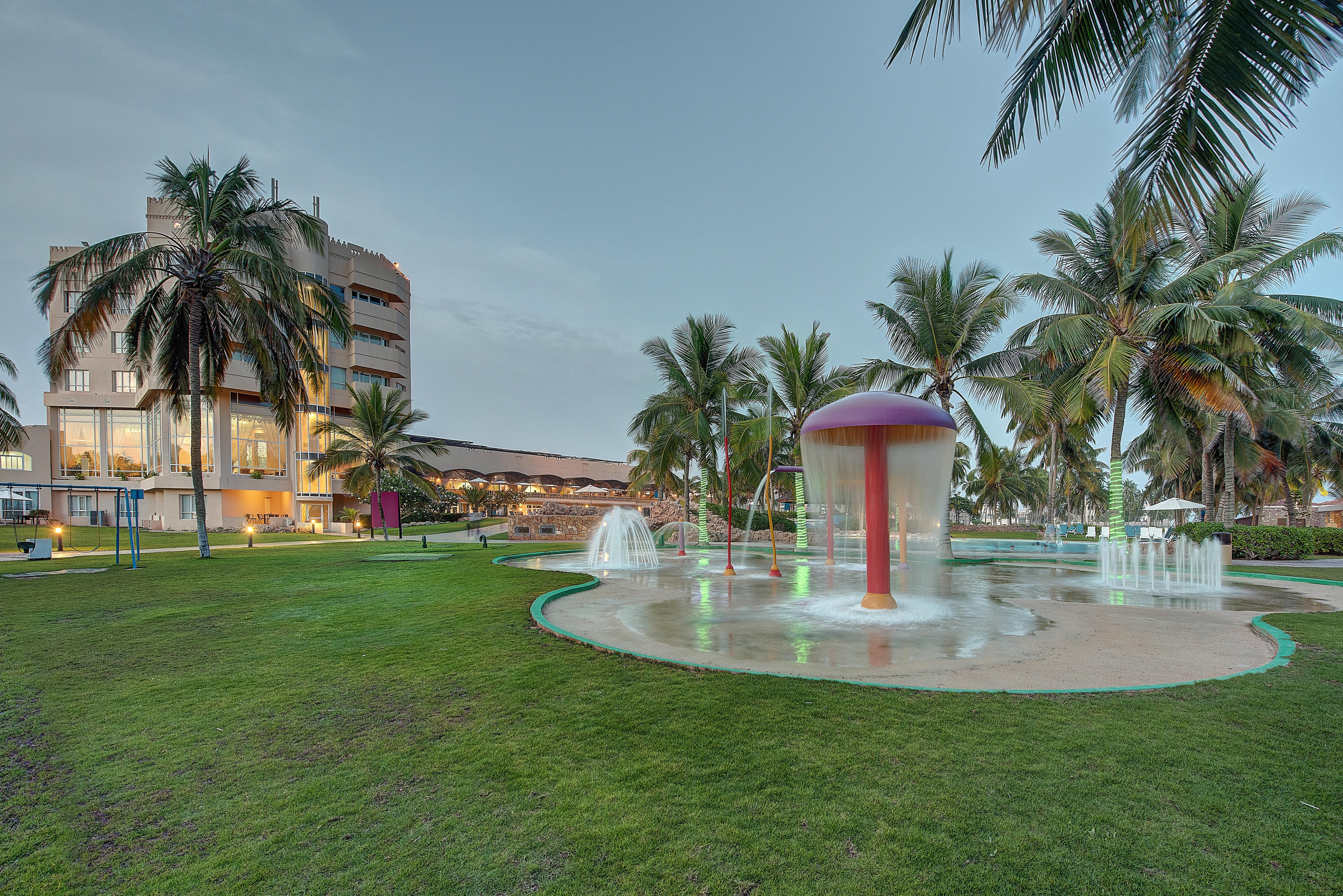 Crowne Plaza Resort Salalah By Ihg מראה חיצוני תמונה The resort's water park