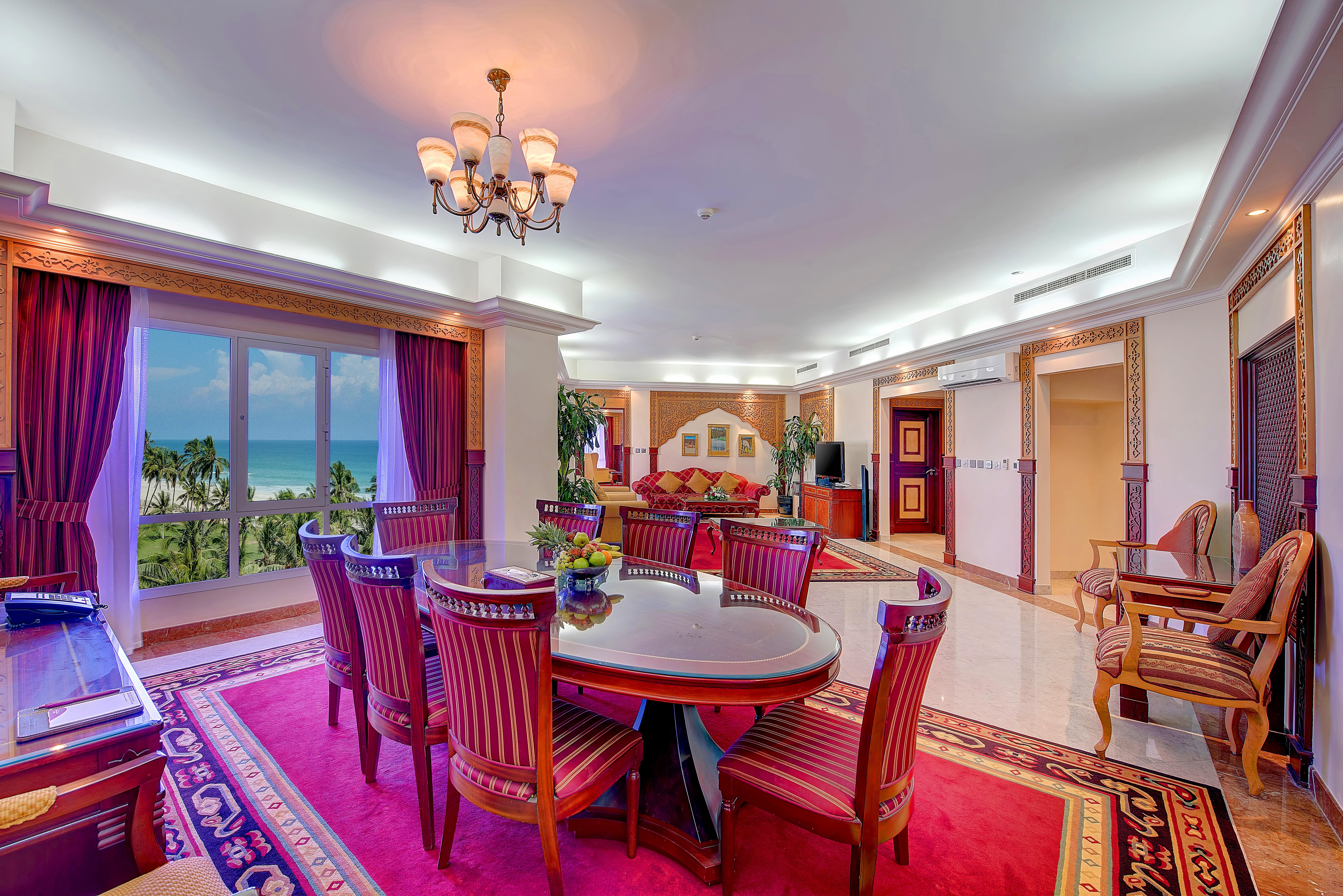 Crowne Plaza Resort Salalah By Ihg מראה חיצוני תמונה A suite at the Atlantis Paradise Island